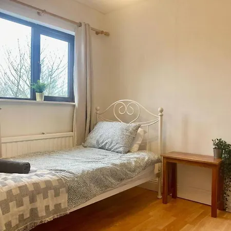 Dom wakacyjny Leixlip 4-bed Sleeps 6 Ideal For Groups Kildare